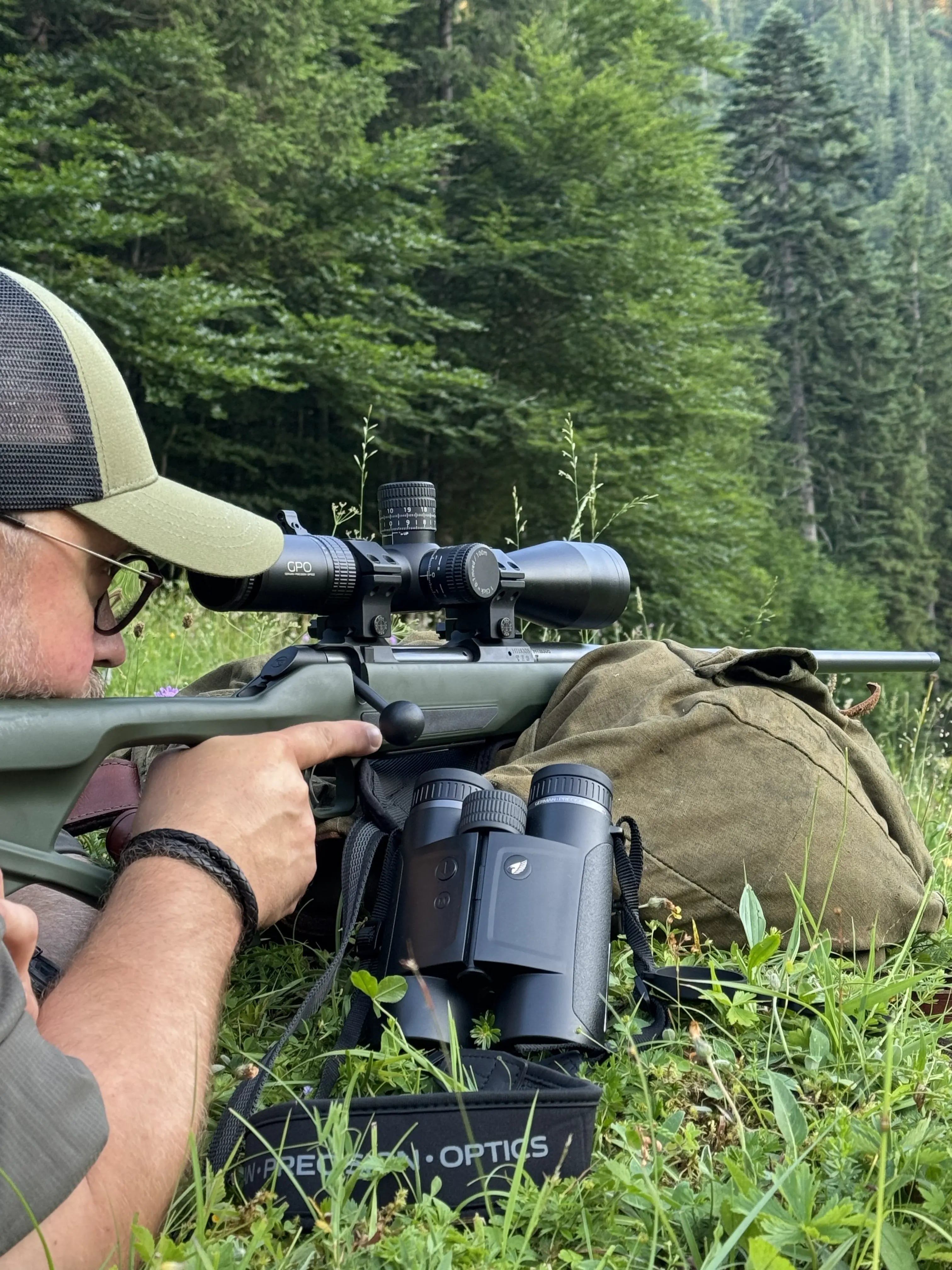 Jagdoptik auf Jagdgewehr, Fernglas, Rucksack, Natur