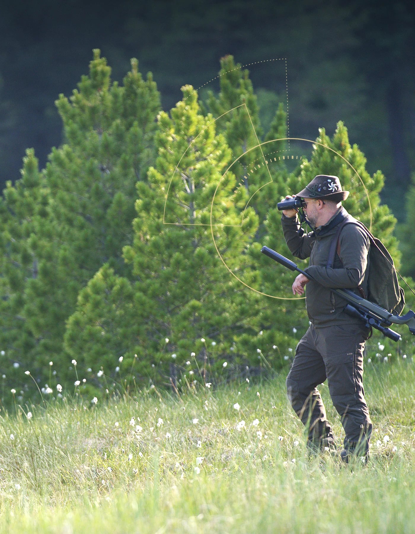 Jagd-Szene, Lichtung, Gewehr mit Zieloptik, Fernglas